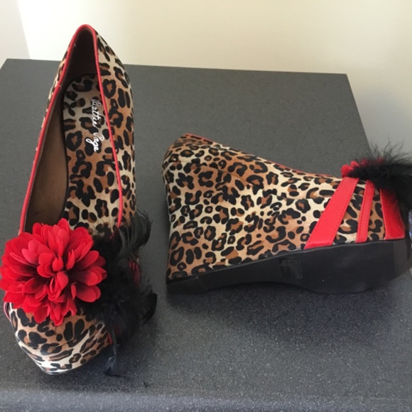 Bettie Page Edna Leopard Wedge Shoes 9 NWB - Picture 4 of 6